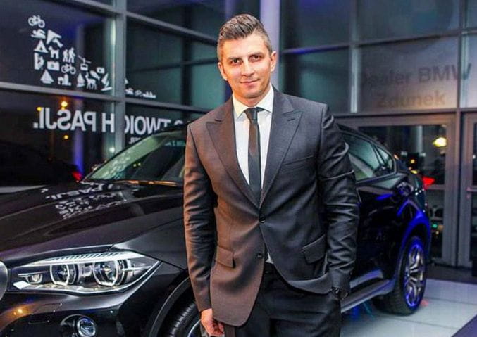 Mateusz Borek zmienia samochody jak rękawiczki. Średnio co trzy miesiące przesiada się do nowego modelu BMW. 