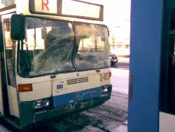 Autobus linii R uderzył przed 7 rano w trolejbus linii 23. Siedmioro poszkodowanych trafiło do szpitala.