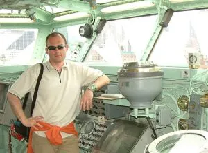 Maciej Malinowski na pokładzie amerykańskiego okrętu wojennego Interpid.