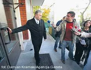 Dyrektor gimnazjum nr 2 Mirosław Michalski zamknął wczoraj szkołę, by chronić swoich uczniów przed dziennikarzami.