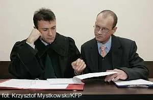 Artur Czerwiński (z prawej) i jego adwokat Wojciech Cieślak przekonywali sąd, że słowo "pederasta" obrosło w polszczyźnie w negatywne konotacje.