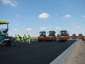 Na odcinku ze Stanisławia do Swarożyna wylewany już jest asfalt. Pierwszy odcinek A-1 może być gotowy wcześniej, niż planowano.