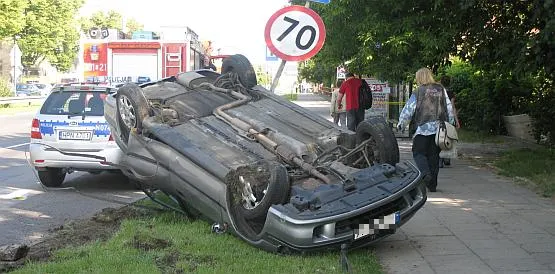 Jedno z aut biorących udział w wypadku dachowało.