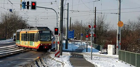 Dwusystemowe tramwaje kursują m.in. w niemieckim Karlsruhe. Nz. tramwaj opuszcza torowisko miejskie i wjeżdża na łącznicę wprowadzającą na linię kolejową.