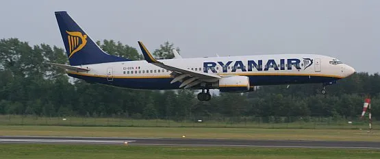 Samolot linii Ryanair lądują na pasie lotniska w Rębiechowie. 