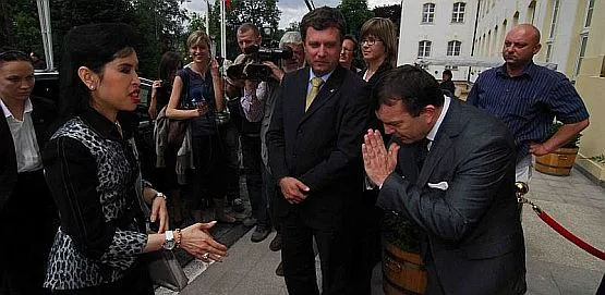 Oficjalne powitanie księżnej przed sopockim Grandem.  Obok prezydenta Sopotu, Patrick Carabin, dyrektor generalny Sofitel Grand Sopot.