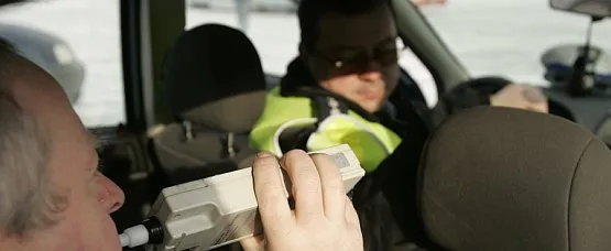 Zawsze w okresie wakacyjnym policjanci częściej kontrolują autokary jadące na wycieczki. Sprawdzają m.in. stan trzeźwości kierowcy i stan techniczny pojazdu.
