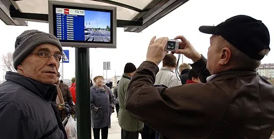Jedyne ekrany pokazujące rozkład jazdy, ale nie rzeczywisty czas przyjazdu tramwajów i autobusów, znajdują się na pętli tramwajowej na Chełmie.