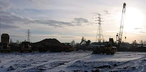 Pomimo ostrej zimy na placu budowy w Letnicy trwają prace przy wyrównywaniu terenu i wymianie gruntu.