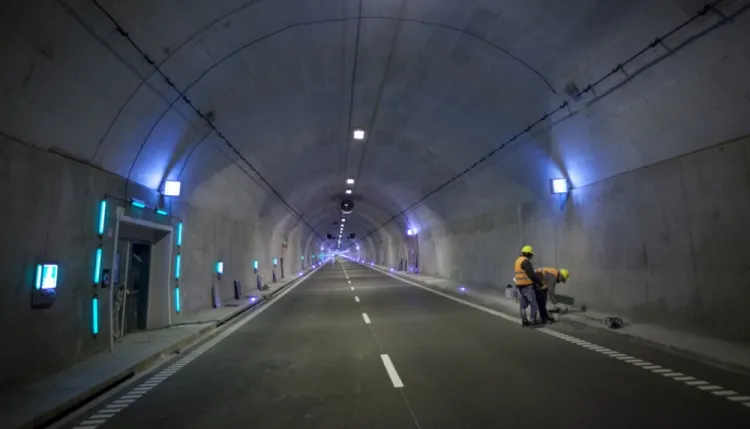 Pościg przez wciąż budowany tunel miał miejsce we wtorek ok. godz. 11:00. Uciekający przed policją motocyklista nie został złapany.