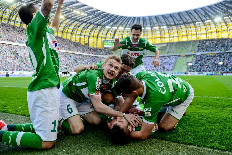 Tak cieszyli się piłkarze Lechii po golu, który przed nieco rokiem dał im wygraną nad Legią w Gdańsku 1:0. Sebastian Mila (nr 6) zapewnia, że i do Warszawy biało-zieloni jadą po zwycięstwo. 