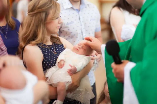 Jakie warunki muszą być spełnione, by ochrzcić dziecko? Czy każda parafia kategorycznie wymaga ich spełnienia? Na jakie ustępstwa możemy liczyć? 