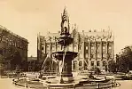 Tak wyglądała stojąca tam od 1875 roku fontanna, upamiętniająca założenie wodociągów w Gdańsku. 