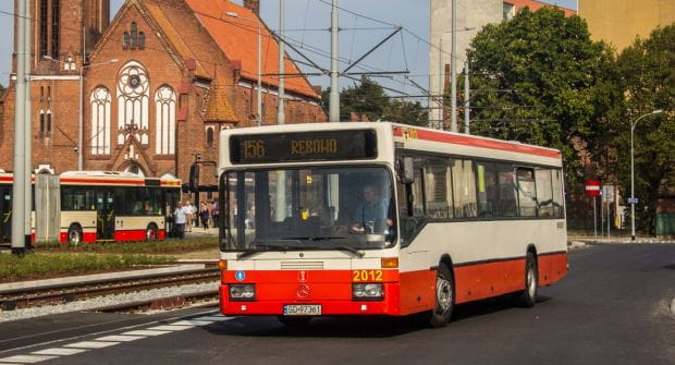 Zakup nowych autobusów pozwoli wycofać z eksploatacji najstarsze autobusy. Nz. Mercedes-Benz O405 z 1994 r. To seria pierwszych fabrycznie nowych autobusów niskopodłogowych w Gdańsku i zarazem w Polsce.