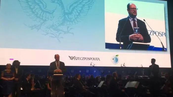 Paweł Adamowicz podczas odbierania nagrody na II Europejskim Kongresie Samorządu w Krakowie. 