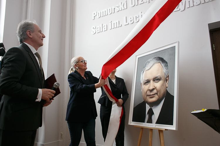 W ramach 6. rocznicy katastrofy smoleńskiej w Urzędzie Wojewódzkim w Gdańsku uroczyście otwarto salę imienia prezydenta Lecha Kaczyńskiego. 