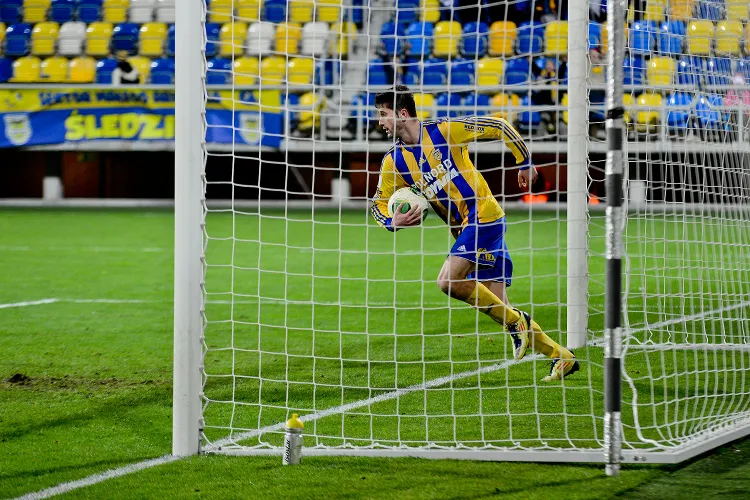 Arkadiusz Aleksander w sezonie 2012/13 zdobył dla Arki 12 goli. Teraz ma już tyle po 25 kolejkach i wraz z Pawłem Abbottem jest wiceliderem klasyfikacji najskuteczniejszych w I lidze. 