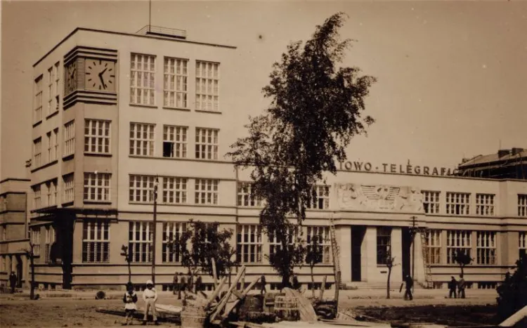 Gmach poczty przy ul. 10 lutego w Gdyni przed rozbudową, która zakończyła się w 1938 roku.