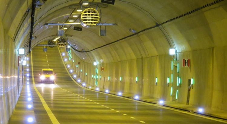 W tunelu pod Martwą Wisłą nie ma miejsca dla rowerów, dlatego miłośnicy dwóch kółek chcą tam bezpłatnej komunikacji miejskiej.