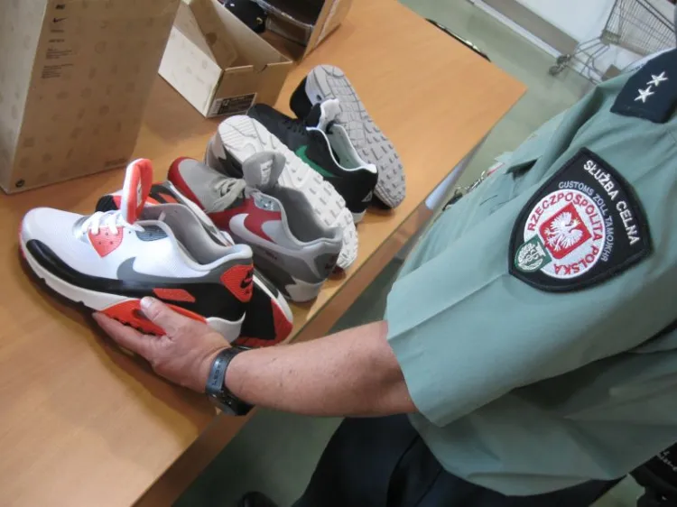 Ponad 2 tys. podrobionych par butów ujawnili celnicy z Gdyni. Towar został już pozbawiony logo producenta (za jego zgodą) i w czwartek trafi do organizacji charytatywnych.