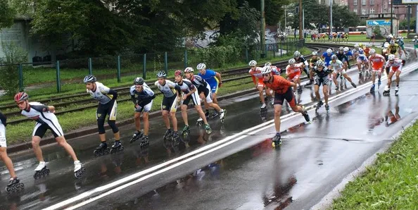 Mokra trasa stanowiła dodatkową trudność dla uczestników II Maratonu Sierpniowego, a zjazd ulicą Słowackiego w ogóle został odwołany.