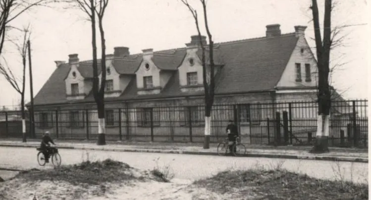 Istniejący do dziś budynek kolejowy przy ul. Morskiej 20, zdjęcie z lat 30.