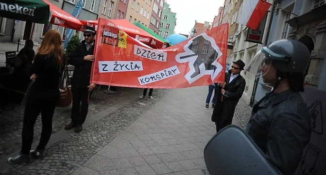 Przemarsze z transparentami i patrole ZOMO. Czyli fragment poniedziałkowego happeningu w Gdańsku.