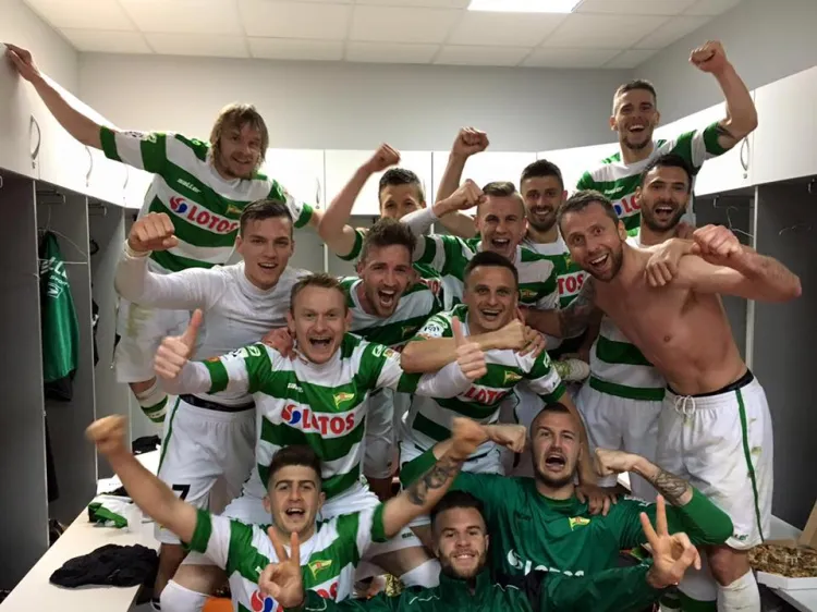 Tak po meczu w Lubinie cieszyli się piłkarze Lechii. To zdjęcie na swoim profilu facebookowym umieścił Sławomir Peszko.
