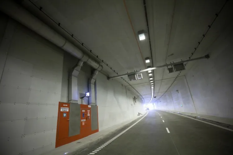 W tunelu co 120 metrów znajdują się punkty alarmowe SOS, z których w razie awarii lub innego zdarzenia można wezwać pomoc.