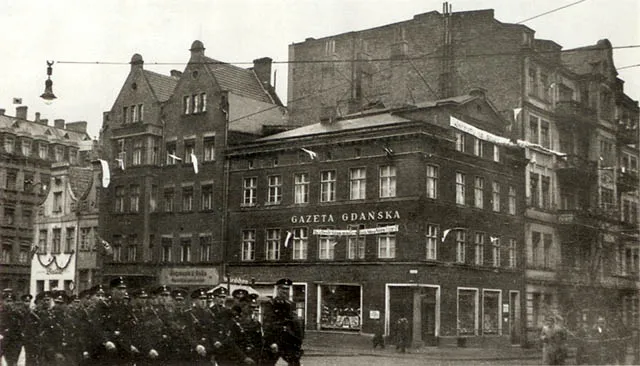 Budynek "Gazety Gdańskiej" przy skrzyżowaniu ul. Targ Kaszubski (zlikwidowana po II wojnie światowej) i ul. Korzennej, rok 1935. Żaden z widocznych na zdjęciu budynków już nie istnieje. Obecnie w tej okolicy znajduje się Galeria Handlowa "Madison".
