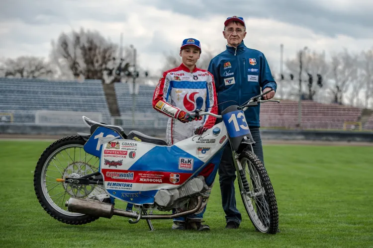 Karol Żupiński (z lewej) to nadzieja trenera Grzegorza Dzikowskiego (z prawej) na medal IMŚ oraz IME w klasie 125 ccm. W przyszłym roku 14-latek ma podejść do licencji żużlowej i pełnoprawnie ścigać się na motocyklach o pojemności 500 ccm.