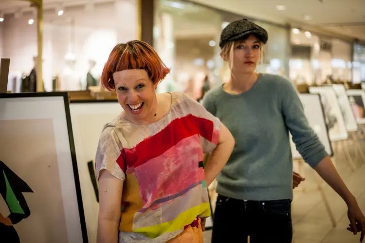 Helen  Bullock (po lewej) i Annabel Briens, autorki prac wystawy "Across Poland with Best Fashion Illustration. Fall 2015 - Spring 2016" podczas spotkania w gdyńskim Klifie. 