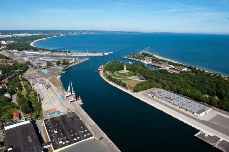 Już niedługo gdański port ma się wzbogacić o największy na południowym Bałtyku terminal do przeładunku towarów rolnych. Na zdjęciu wejście do gdańskiego portu. 
