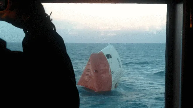 Zdjęcie cypryjskiego statku Cemfjord wykonane przez pasażera przepływającego w pobliżu promu.