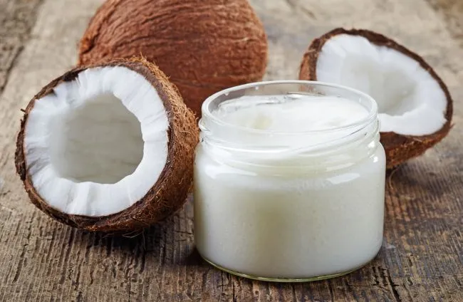 Olej kokosowy ma wiele właściwości. Podpowiadamy, dlaczego warto mieć go w domu pod ręką.