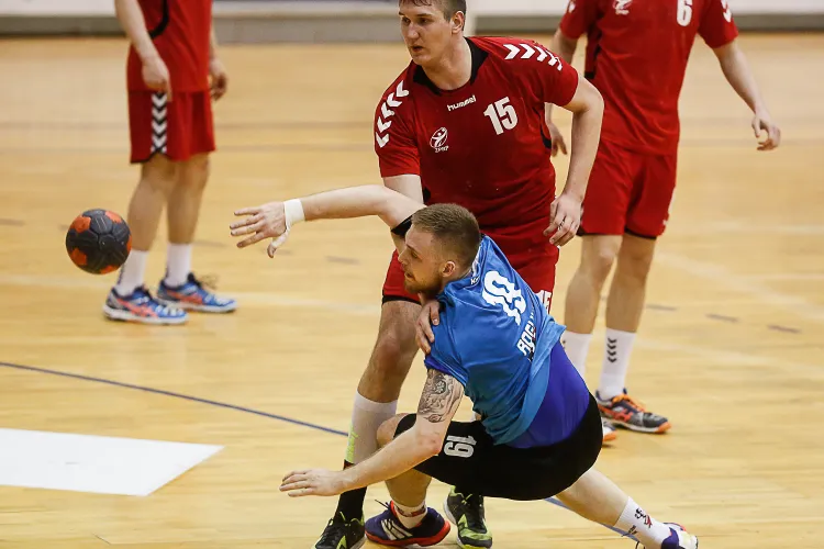 Łukasz Rogulski (na zdjęciu rzuca) w Wolsztynie zagrał tylko 30 minut, co nie przeszkodziło mu w zdobyciu sześciu bramek.