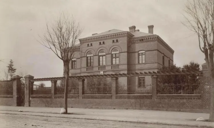 Budynek obecnego Sądu Rejonowego w Wejherowie przy ul. Jana III Sobieskiego. Zdjęcie z przełomu XIX i XX wieku. 