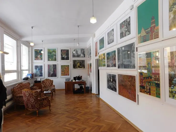 Galeria w Kwadracie powstała jako inicjatywa Fundacji Fale Kultury, promującej twórczość młodych artystów. 