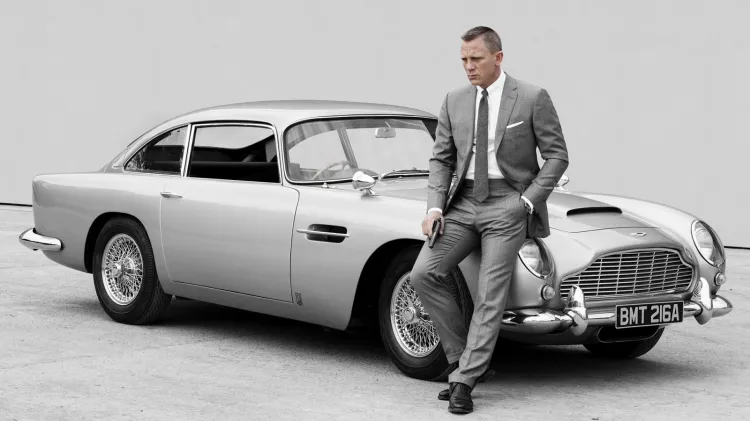 Daniel Craig i Aston Martin DB5.