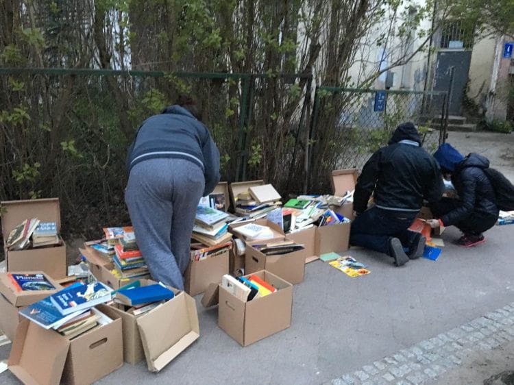 Książki wystawione na ulicę w Oliwie. 