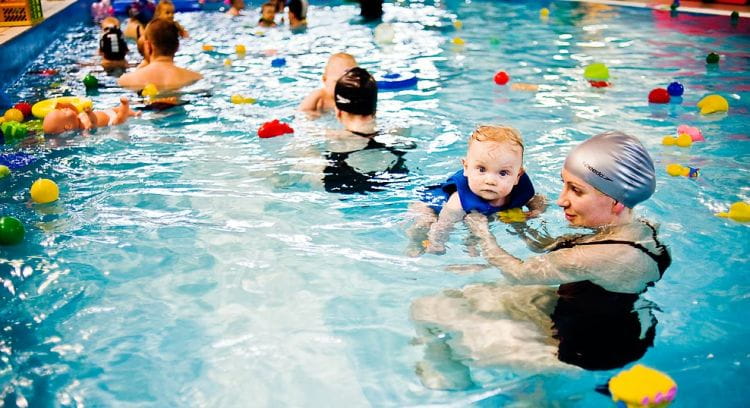 Nauka pływania dla najmłodszych dzieci jest coraz bardziej popularna.