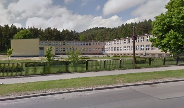 Według rodziców ktoś miał zaczepiać dzieci przed szkołą na Pustkach Cisowskich.