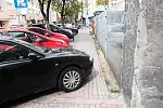 Kierowca widocznego na zdjęciu samochodu praktycznie uniemożliwił pieszym korzystanie z chodnika przy ul. Mściwoja w Gdyni. Strażnicy miejscy podjęli decyzję o odholowaniu pojazdu na koszt właściciela.