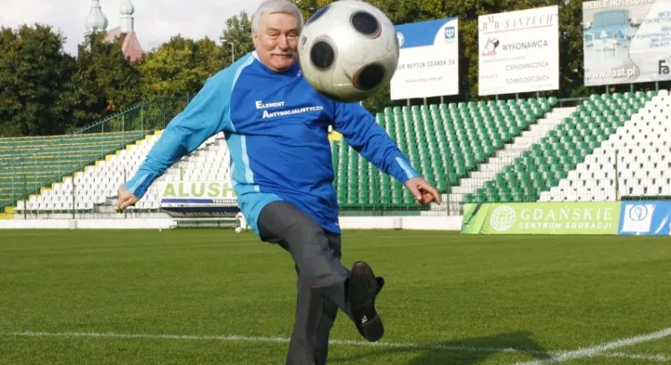 Lech Wałęsa nie raz dawał dowód swojej miłości do piłki nożnej.