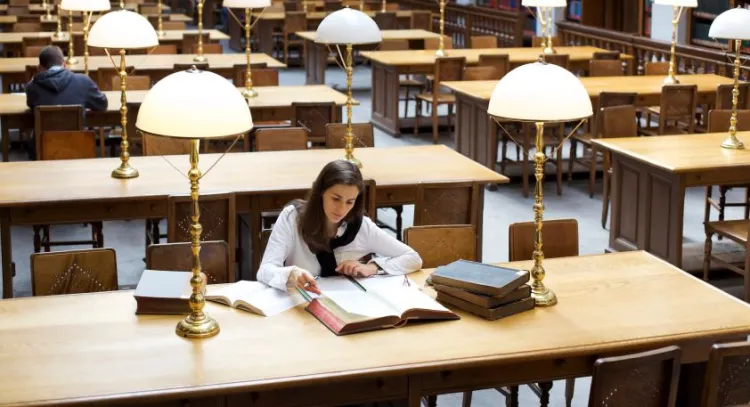 Z badań wynika, że przesiadywanie w bibliotece przekłada się raczej na rozwój osobisty, niż na wysokie zarobki.