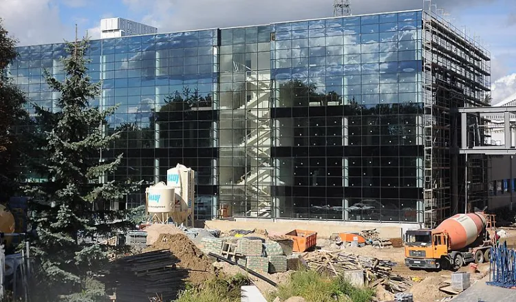 Biuro spółki, która będzie przygotowywać budowę elektrowni atomowej w Żarnowcu, najprawdopodobniej znajdzie się w powstającym kompleksie biurowym przy ul. Trzy Lipy 3 w Gdańsku.