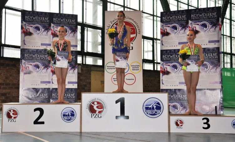 Gimnastyczki artystyczne SMS Gdynia zdobyły 22 medale w mistrzostwach Polski w kategoriach od juniorek do seniorek. 