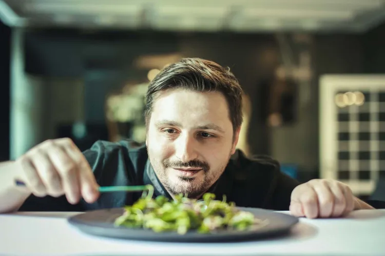 - W chwili obecnej koncentruję się na dzikich ziołach. Kiedy ich próbuję od razu wiem, z czym bym je połączył - mówi Marcin Leszczyński, szef kuchni restauracji Projekt 36.