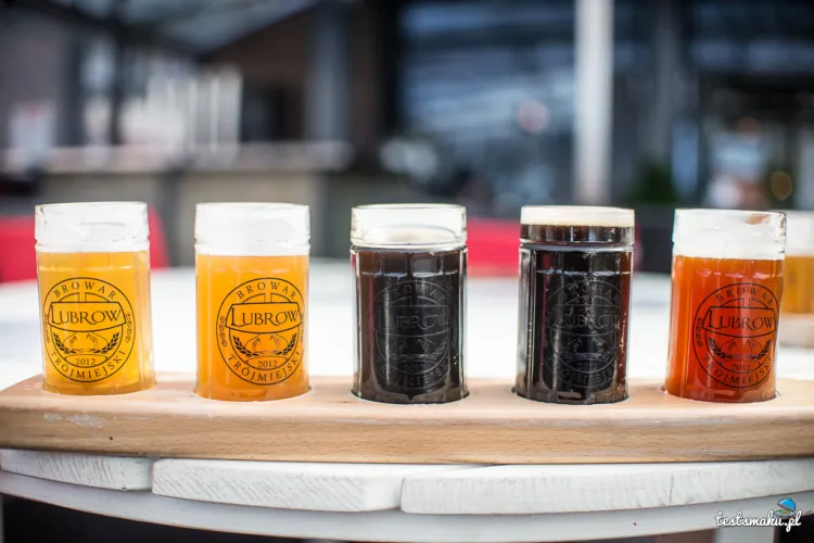 Standardowy zestaw piw Browaru Lubrow składa się z 5 stylów pochodzących z Niemiec, Anglii i USA. Deska degustacyjna z pięcioma szklaneczkami kosztuje 16 zł.