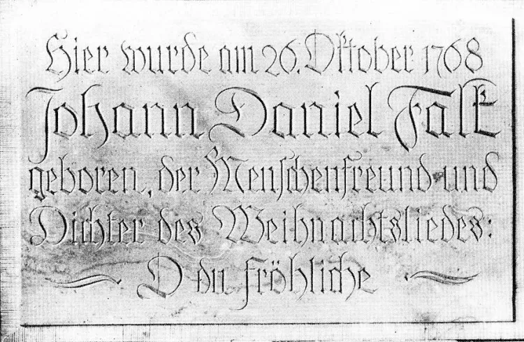 Zdjęcie pamiątkowej tablicy wykonanej z piaskowca, która została zawieszona na domu rodzinnym Falka w lutym 1926 r. Zwraca uwaga błędna data jego narodzin. Obecnie badacze są zgodni, że prawidłowa to 28 października 1768 r.